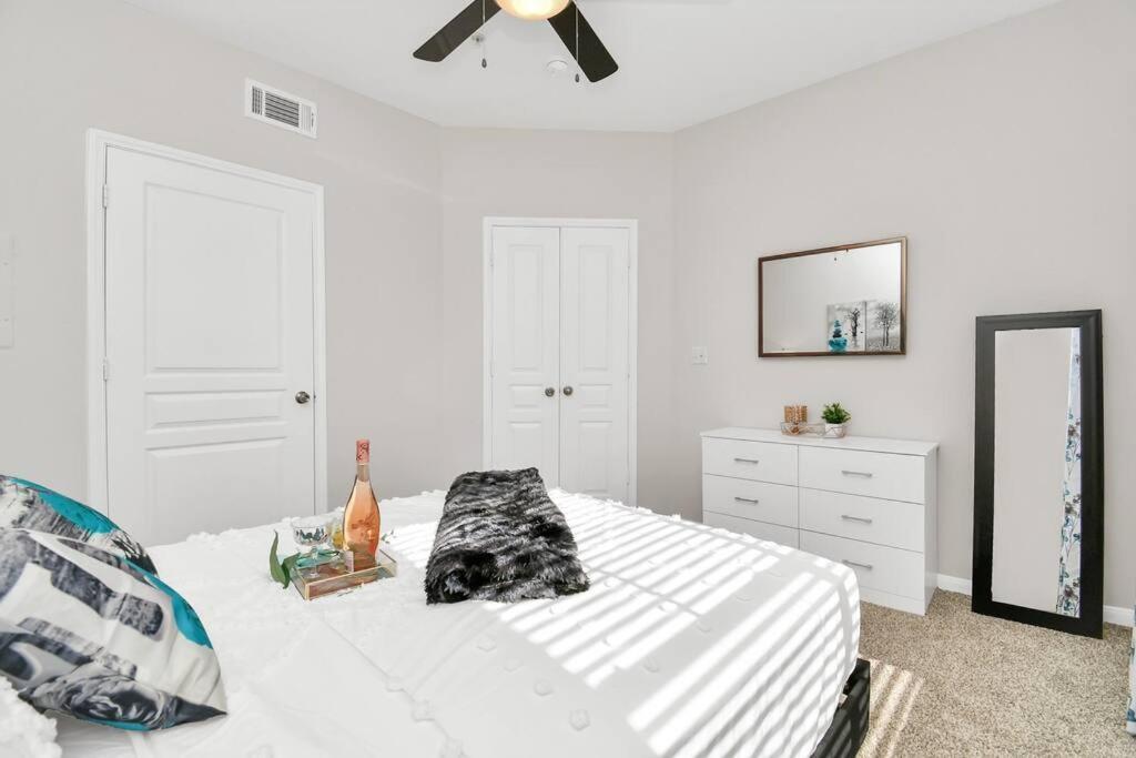 Chic Retreat-Walk To Nrg-Pool Apartment Houston Exterior photo