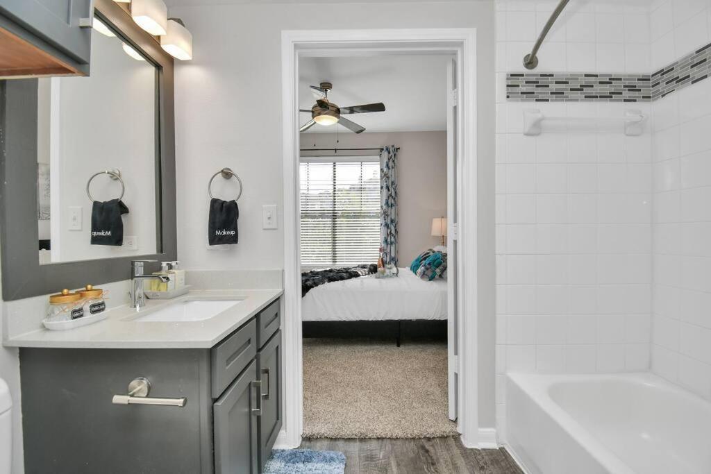 Chic Retreat-Walk To Nrg-Pool Apartment Houston Exterior photo