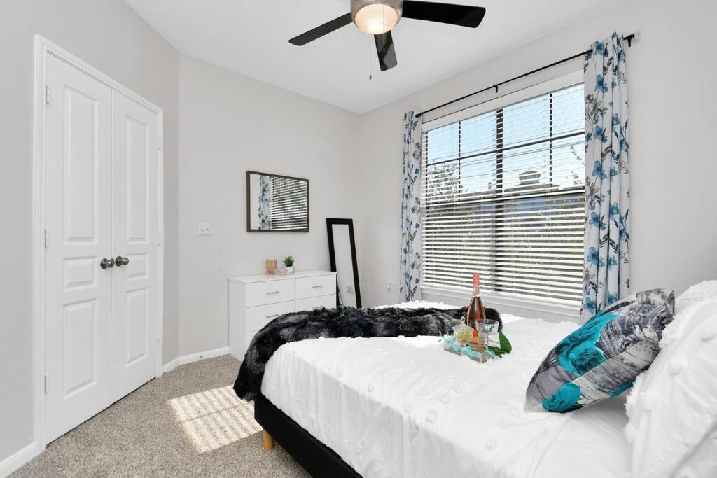 Chic Retreat-Walk To Nrg-Pool Apartment Houston Exterior photo